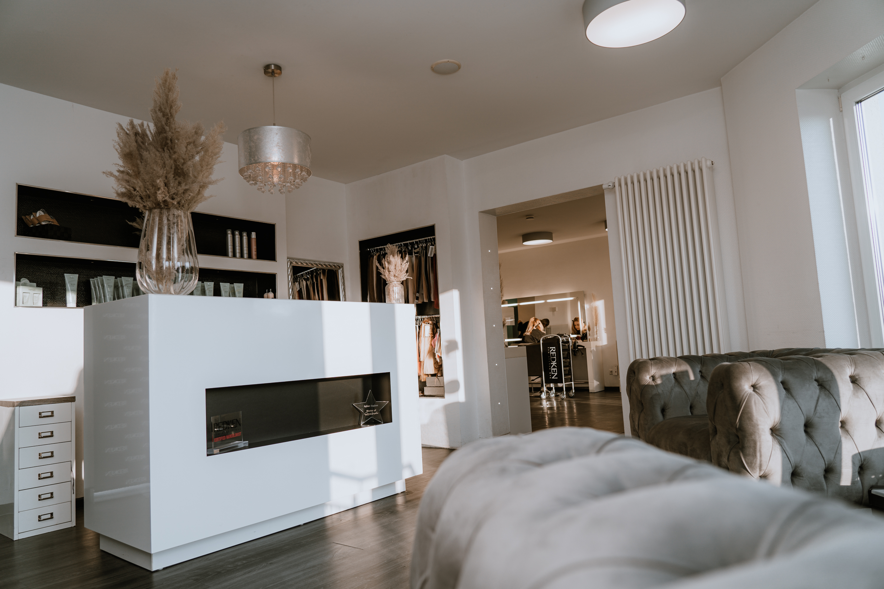 Moderner Friseursalon Ayhan in Blieskastel – heller Empfangsbereich mit Pampasgras-Dekoration
